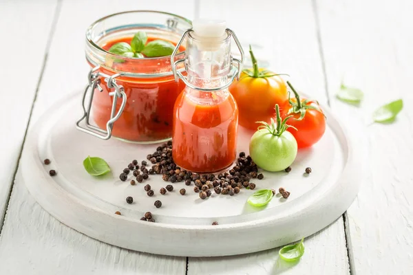 Passata caseiro e saboroso preparado a partir de tomates na mesa branca — Fotografia de Stock