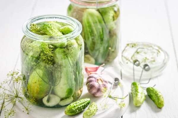 Förberedelse för färsk inlagd gurka på sommaren på vitt bord — Stockfoto