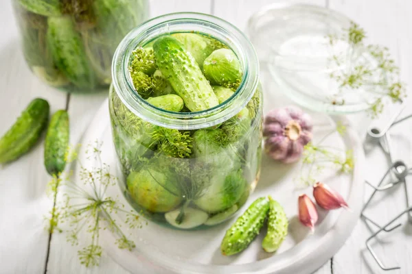 Fechar-se de pepino verde conservado em escabeche fresco na mesa branca — Fotografia de Stock