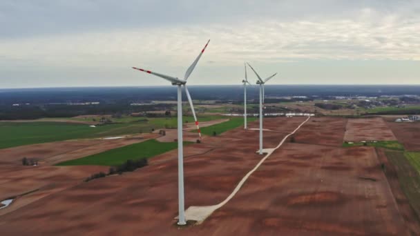 Grandes turbinas eólicas como energia alternativa no campo verde, Polônia — Vídeo de Stock