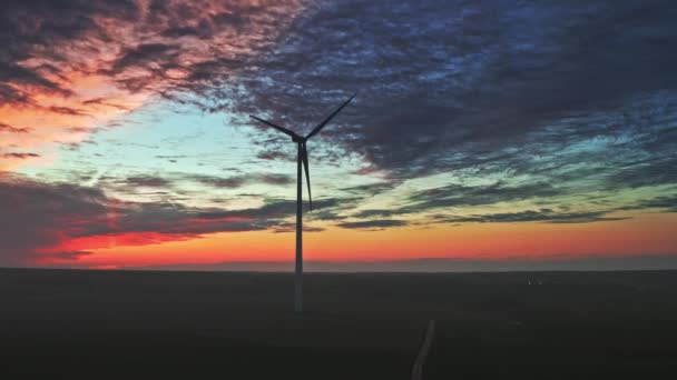 Atemberaubende Windkraftanlagen in der Abenddämmerung auf der grünen Wiese, Luftaufnahme, Polen — Stockvideo