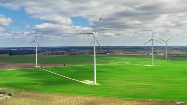 Luftaufnahme von Windkraftanlagen bei sonnigem Wetter, Polen — Stockvideo