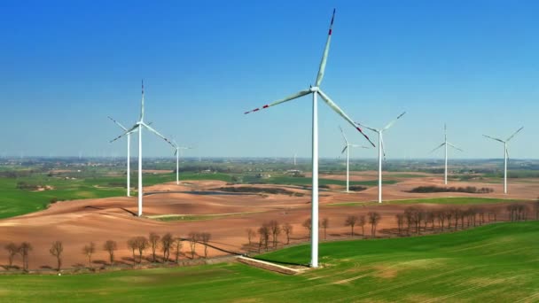Вид с воздуха на большие ветряные турбины весной, Польша — стоковое видео