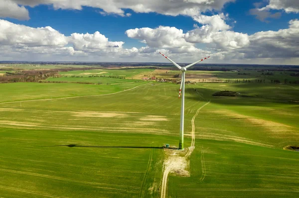 波兰一个田地生态风力涡轮机的鸟瞰图 — 图库照片