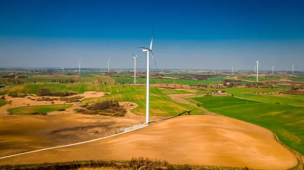 Luftaufnahme großer Windräder als reine Energie — Stockfoto