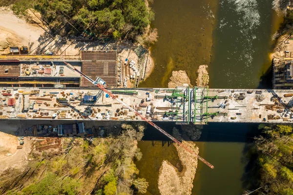 Gran obra de construcción de carreteras con grúa alta, vista aérea —  Fotos de Stock