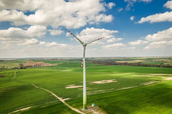 作为替代能源的白风力涡轮机，航景，波兰 — 图库照片