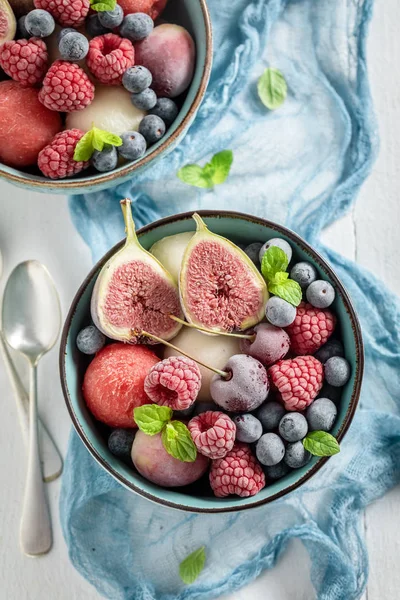 Домашнее мороженое сорбет с смесью летних фруктов — стоковое фото