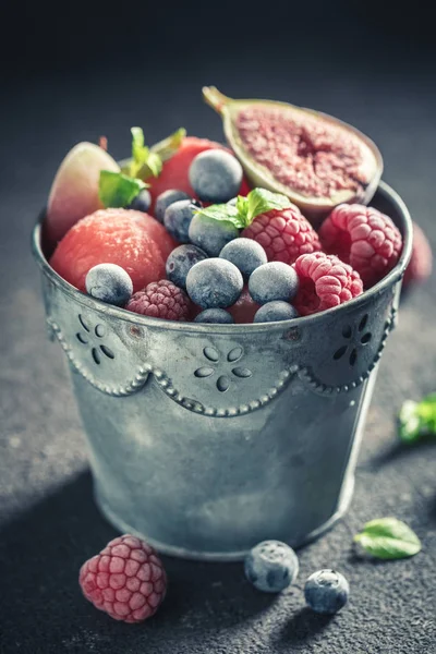 Kaltes Eissorbet mit Beerenfrüchten und Minzblättern — Stockfoto