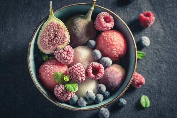 Delicious ice cream sorbet with fresh frozen fruits — Stock Photo, Image