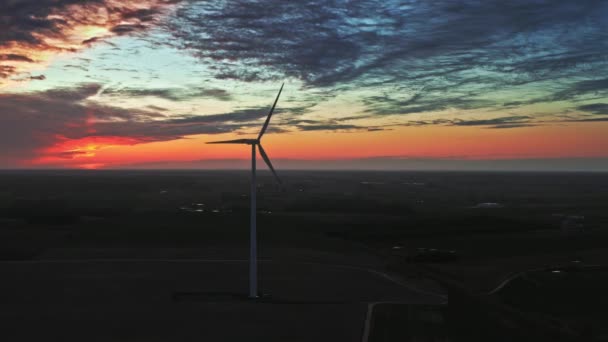 Turbinas eólicas en campo verde al atardecer en Polonia, vista aérea — Vídeos de Stock