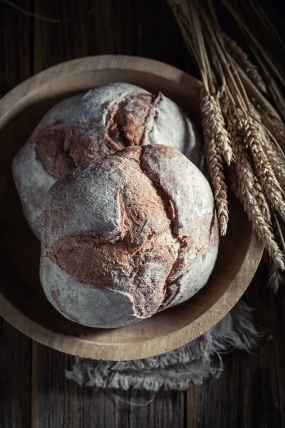 Felülnézet nagy vekni kenyér sötét asztalon — Stock Fotó