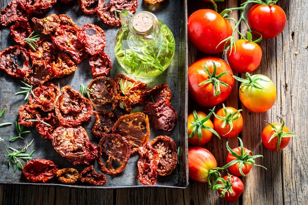 Tomates vermelhos e saudáveis secos ao sol — Fotografia de Stock