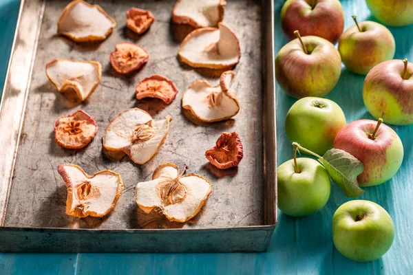 Sweet and fresh dried apples on old baking tray — Stock Photo, Image