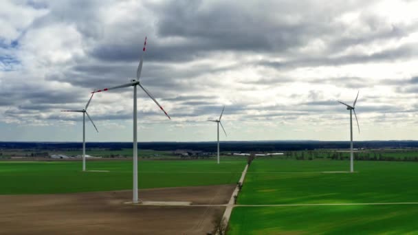 Полет над ветряными турбинами в облачный день, Польша — стоковое видео