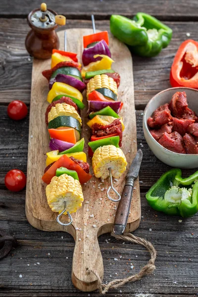 Antes de grelhar espetos saborosos com legumes e carne no verão — Fotografia de Stock