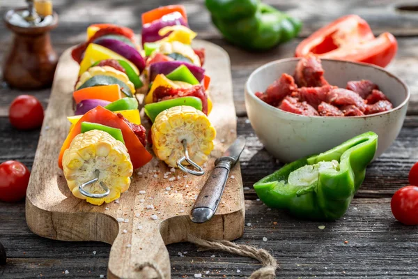 Fechar antes de grelhar deliciosos espetos com carne e legumes — Fotografia de Stock