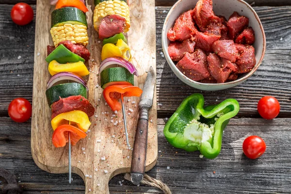 Vista superior de los preparados para asar brochetas frescas con verduras — Foto de Stock