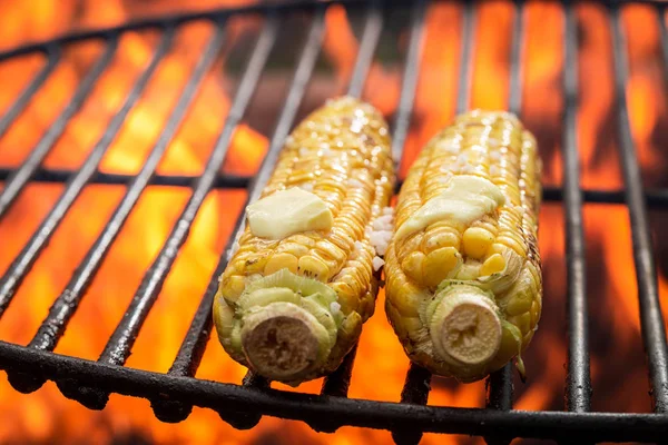 Corncob på grill med smör och salt på sommaren — Stockfoto