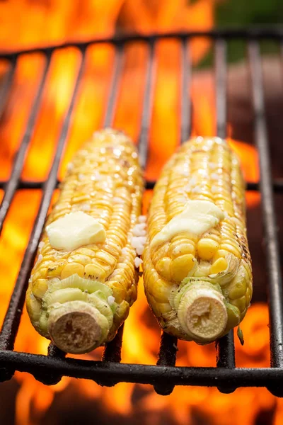 甜咸的玉米棒在烤架上加黄油和盐 — 图库照片