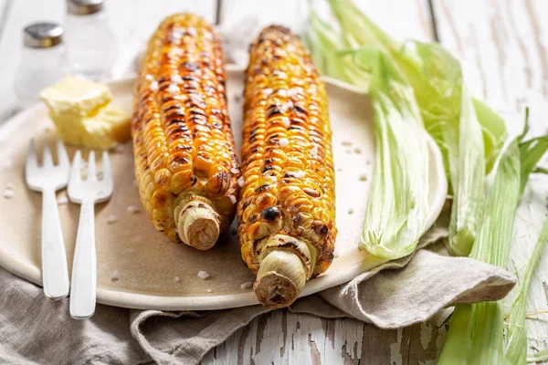 Pannocchia dolce alla griglia con burro e sale in estate — Foto Stock