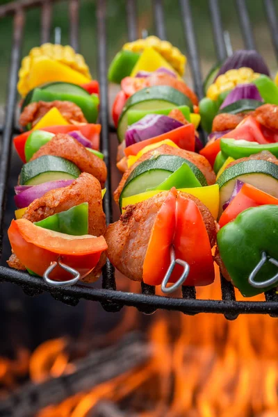 Varma och välsmakande spett på grill med kött och grönsaker — Stockfoto