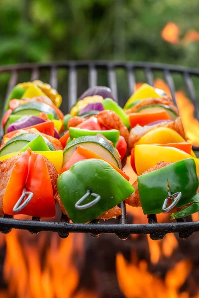 Spiedini caldi alla griglia con verdure e carne in estate — Foto Stock