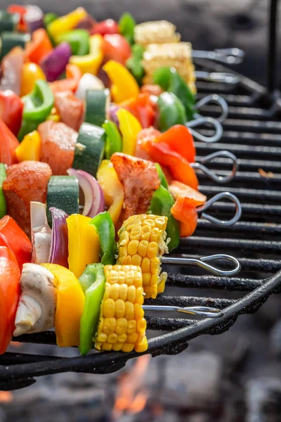 Grillspett med grönsaker och kött på sommaren — Stockfoto