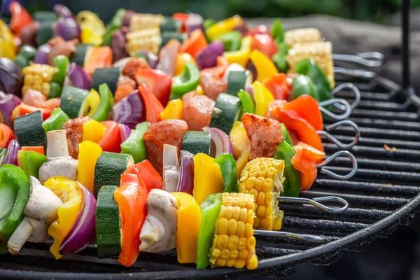 Sabrosos pinchos a la parrilla con verduras y carne en verano —  Fotos de Stock