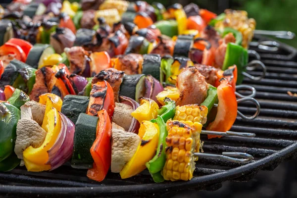 Varma spett på grill med kött och grönsaker på sommaren — Stockfoto