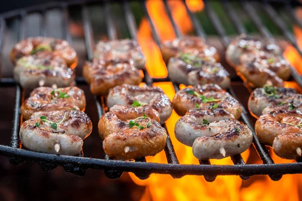 Primo piano di gustose salsicce alla griglia con erbe e spezie — Foto Stock