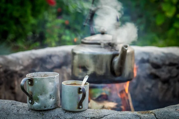 Frischer und heißer Kaffee mit Wasserkocher am Lagerfeuer — Stockfoto