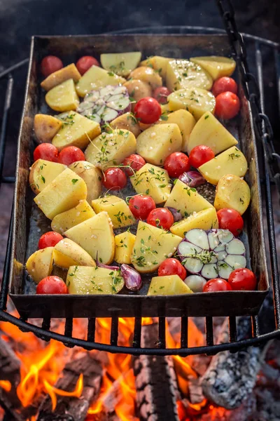 Patate al forno calde alla griglia in falò — Foto Stock