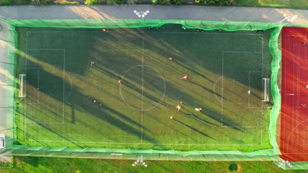 Vista aérea de um campo desportivo com futebolistas a jogar na Primavera, Polónia — Vídeo de Stock