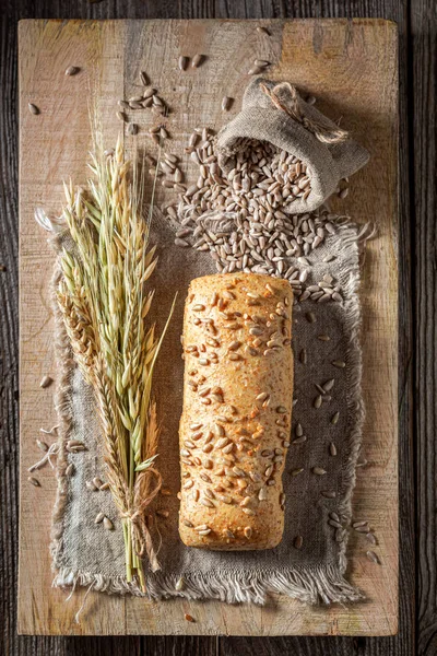 Vista dall'alto di panini freschi con grano e spighe — Foto Stock