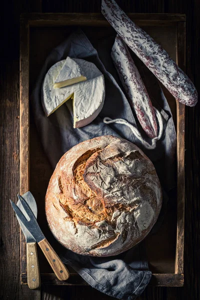 Ferskt brød med kamembert ost og pølse – stockfoto
