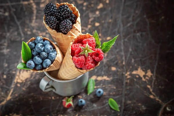 Frutos de bayas dulces en gofres como concepto — Foto de Stock