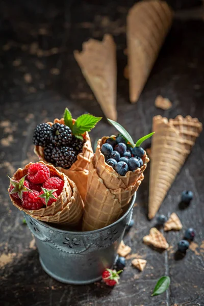 Dondurma konsepti olarak waffels çilek closeup — Stok fotoğraf