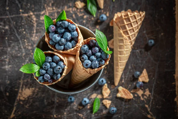 Sladké a čerstvé borůvky v waffels jako koncept zmrzliny — Stock fotografie