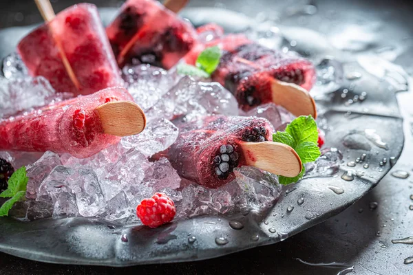 Крупный план холодного мороженого с ягодами на льду — стоковое фото