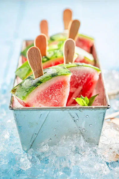 Zoet en koud ijs gemaakt van watermeloen op ijs — Stockfoto