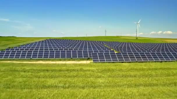 Letecký Pohled Solární Panely Větrné Turbíny Zeleném Poli Modrým Nebem — Stock video