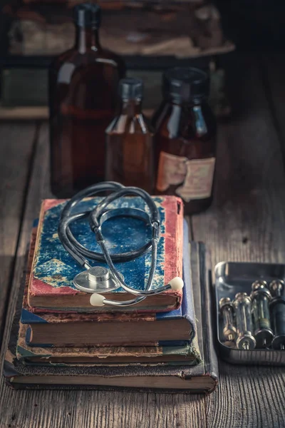 Stéthoscope antique et livres comme concept d'éducation médicale — Photo