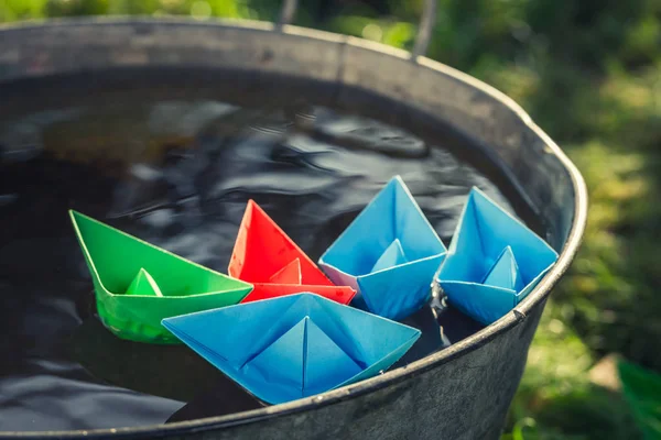 Modré papírové čluny plovoucí na vodě v umyvadlu — Stock fotografie