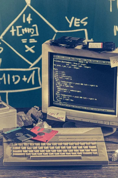 Close-up van programmeren op oude computers in het laboratorium — Stockfoto