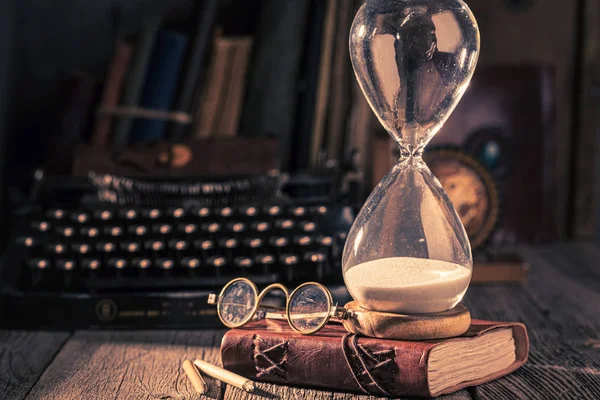 Timglas och skrivmaskin som minnen av gamla resor — Stockfoto