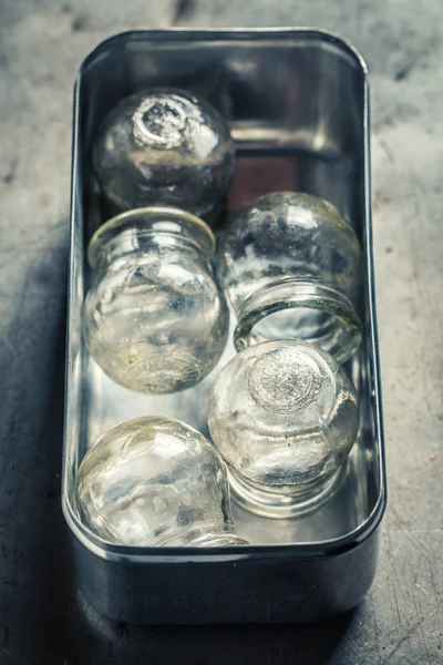 Vieux verre de coupe médicale dans un récipient en acier métallique — Photo