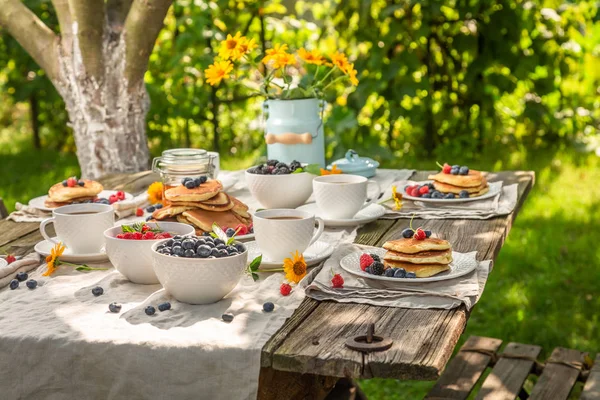 夏の庭でラズベリーとブルーベリーとおいしいパンケーキ — ストック写真
