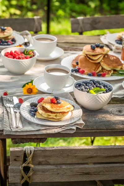 Panquecas no jardim para pequeno-almoço no jardim de verão — Fotografia de Stock