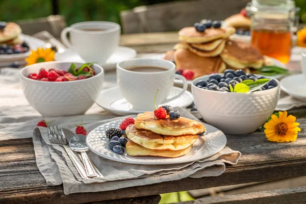 Primer plano de panqueques en el jardín de verano para el desayuno — Foto de Stock